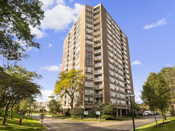 3925 Triumvera Drive , Unit 12E, Glenview, IL 60025
