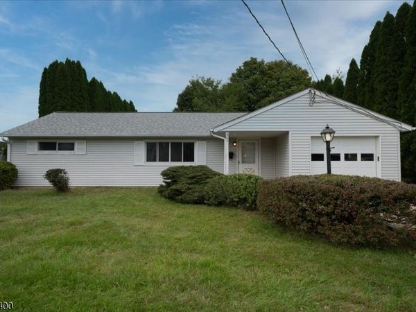 303 Carol Dr, Hackettstown, NJ 07840