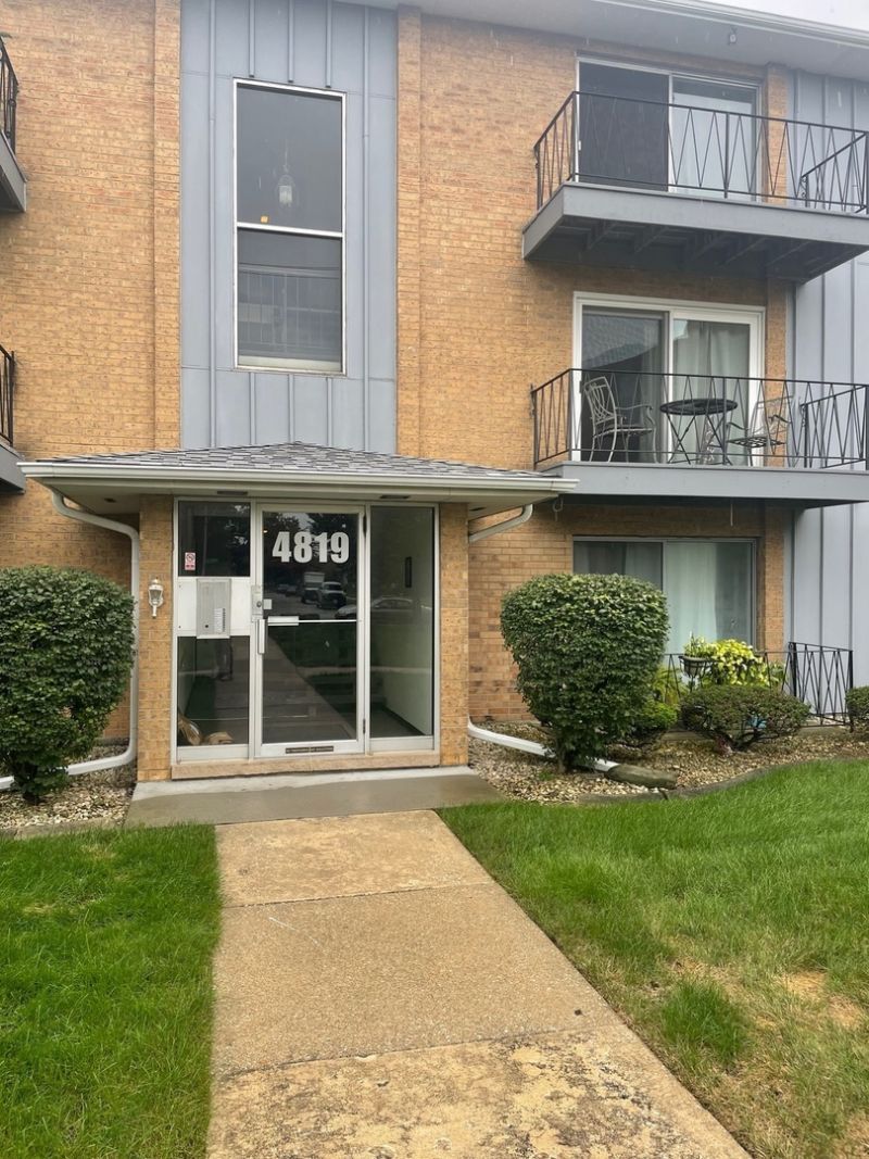 4819 W 109th Street, Unit 201, Oak Lawn, IL 60453 Main Photo