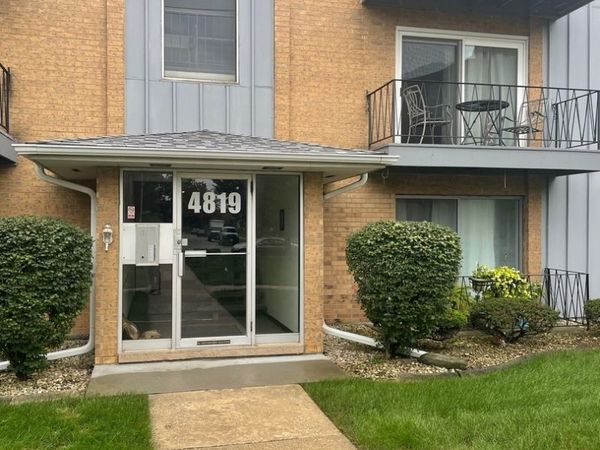 4819 W 109th Street, Unit 201, Oak Lawn, IL 60453