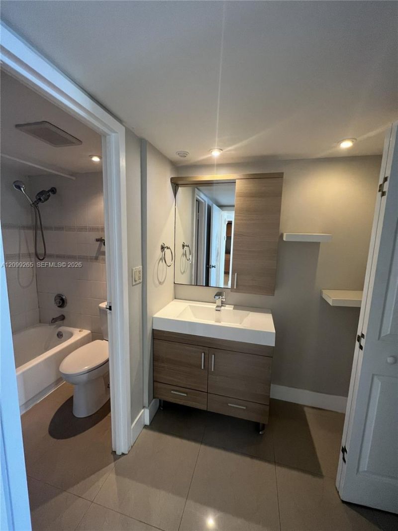 100 Bayview Dr , Unit 2012, Sunny Isles Beach, FL 33160 Photo