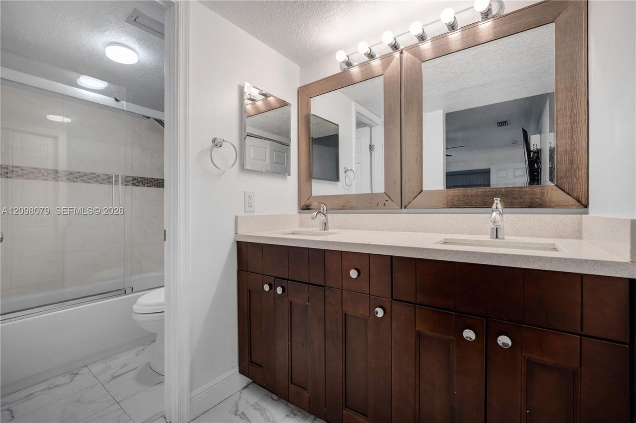 20150 NE 3rd Ct , Unit 6, Miami, FL 33179 Photo