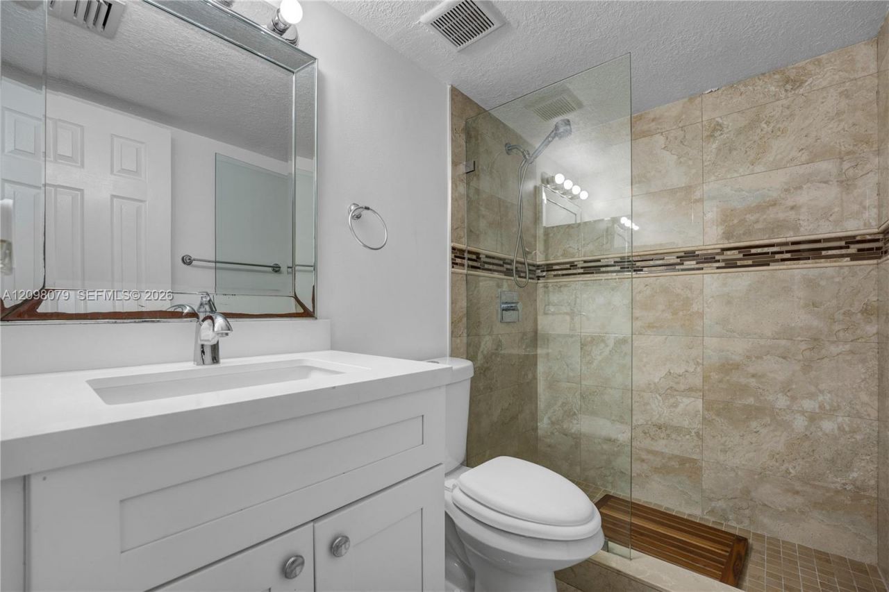 20150 NE 3rd Ct , Unit 6, Miami, FL 33179 Photo