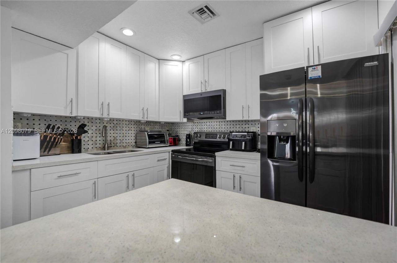 20150 NE 3rd Ct , Unit 6, Miami, FL 33179 Photo