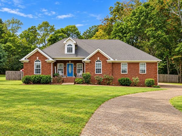 1002 Washington Dr, Cottontown, TN 37048