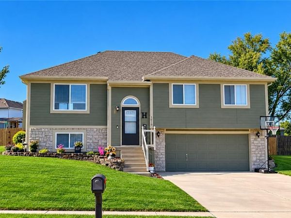 1010 E 16th Street, Kearney, MO 64060