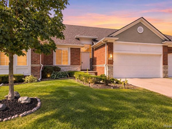 49207 Pond Place Drive, Unit 122, Shelby Township, Mi 48315