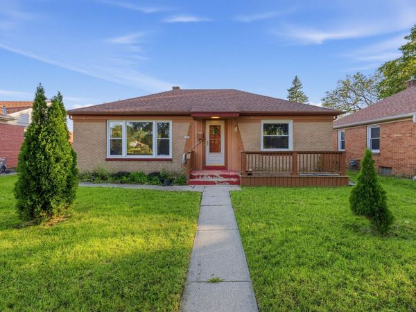 5425 W Lincoln Creek Dr, Milwaukee, WI 53218