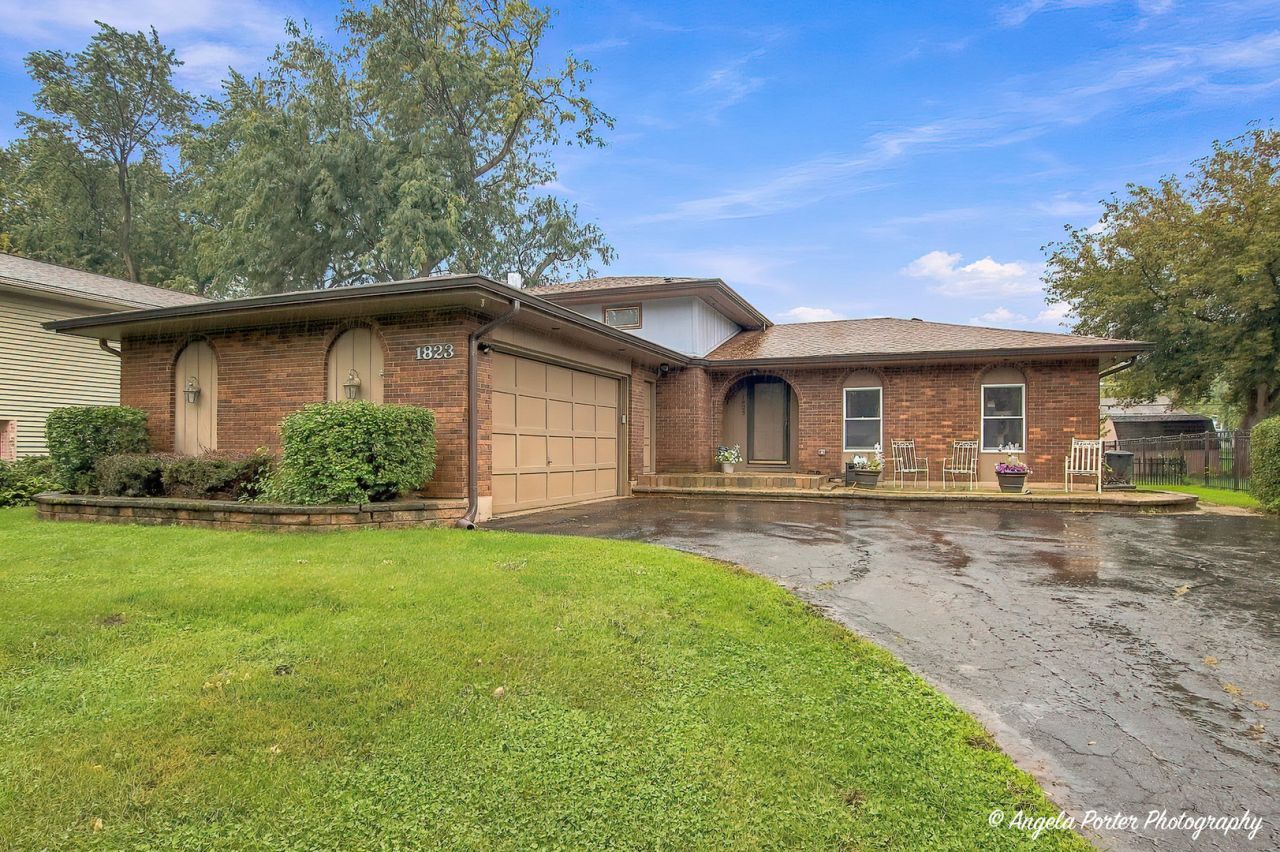 1823 Hazelwood Drive, Lindenhurst, IL 60046 Main Photo