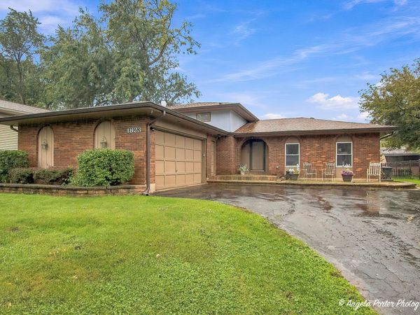 1823 Hazelwood Drive , Lindenhurst, IL 60046