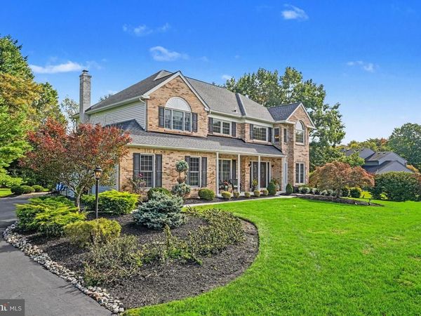 1075 CARRIAGE LANE, BLUE BELL, PA 19422