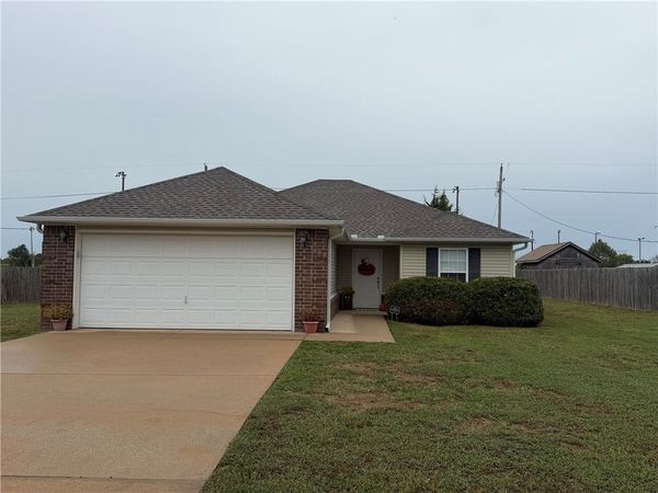 607 Persimmon Street , Gravette, AR 72736
