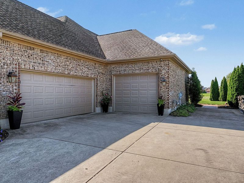 1025 Rosewood Creek Drive, Troy, OH 45373 Photo 2