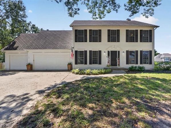 713 NW Eagle Ridge Circle, Lee's Summit, MO 64081