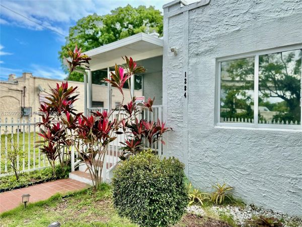 1284 NW 39 ST , Miami, FL 33142