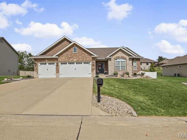 105 Stonebridge Crossing Drive, Maryville, IL 62062