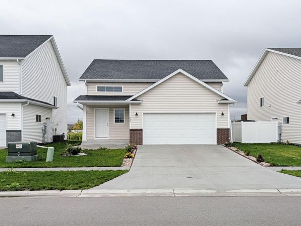 2553 FULTON Loop S, Fargo, ND 58104