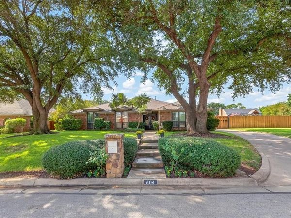 604 Lincoln Court , Arlington, TX 76006