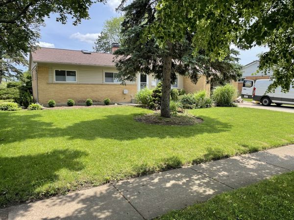 1087 Leahy Circle E, Des Plaines, IL 60016