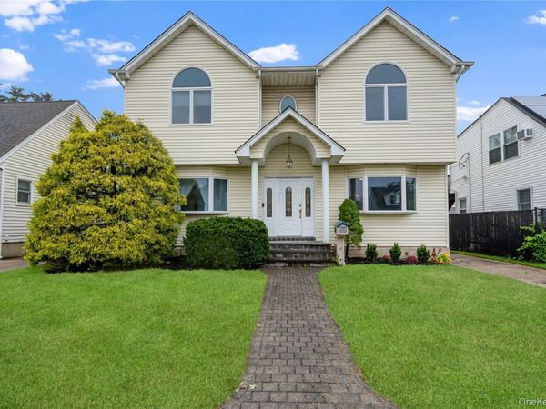 22 Park E, New Hyde Park, NY 11040