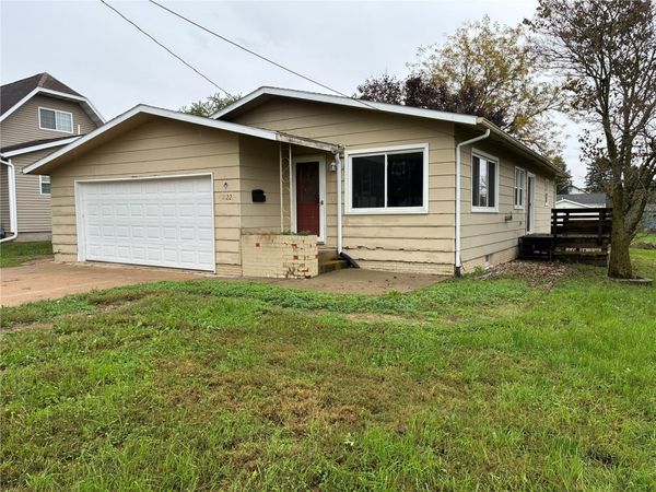 1122 E 3rd Street , Vinton, IA 52349