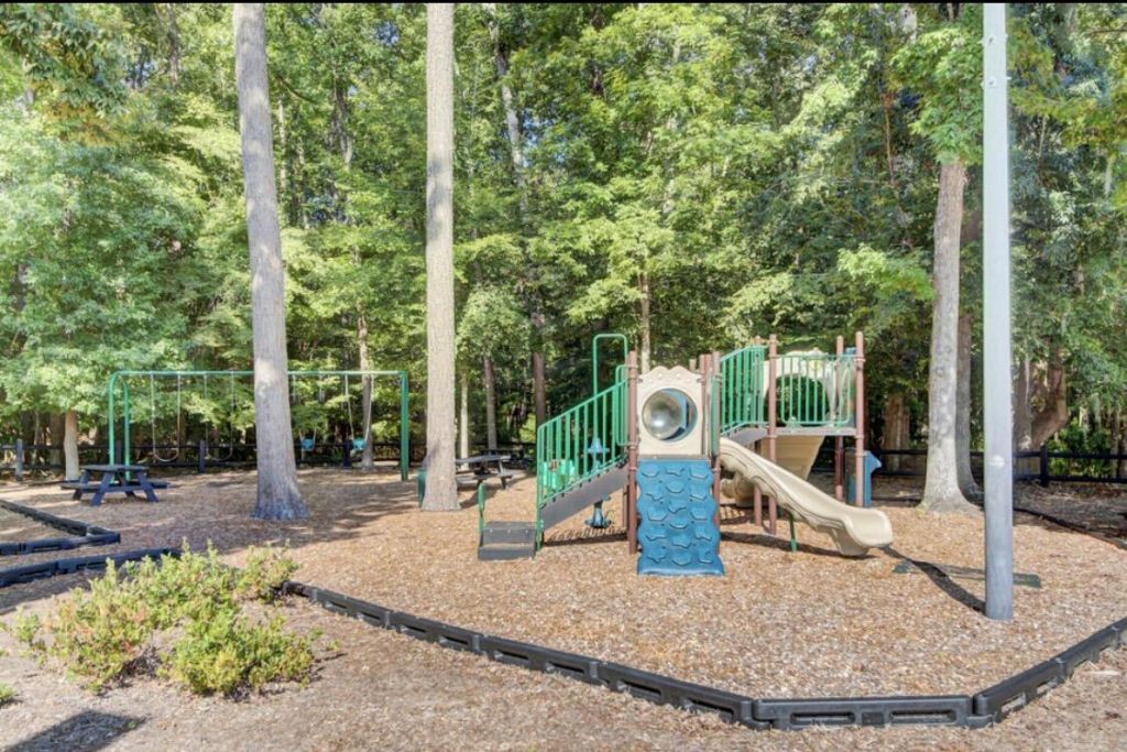 121 Oakbluff Road Photo 14