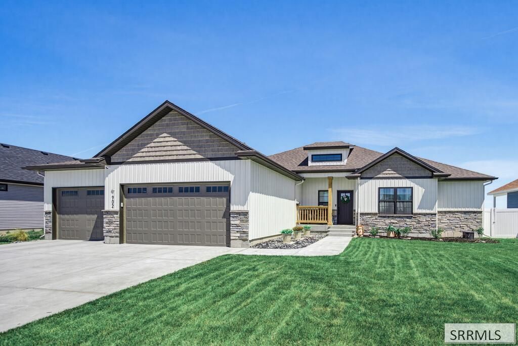 902 Jack Ln, Idaho Falls, ID 83402 Main Photo