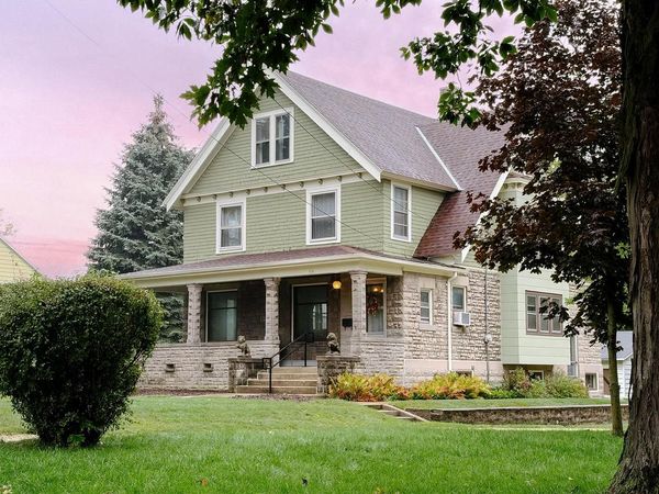 924 W Grand AVENUE, Port Washington, WI 53074