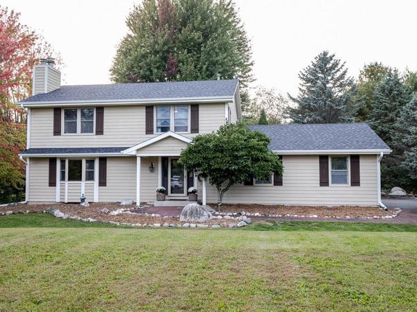 W362S2453 Lisa LANE, Dousman, WI 53118