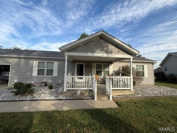 937 W Maple Street , Nashville, IL 62263
