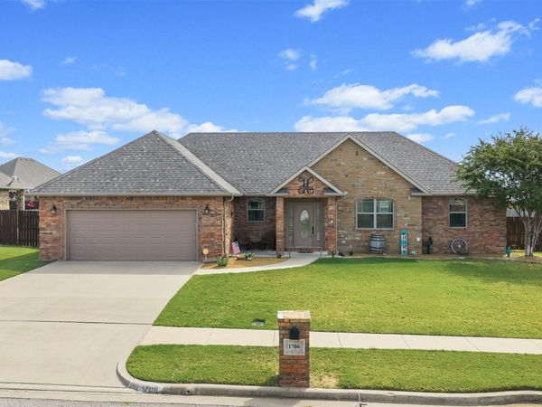 1706 Lisa Lane , Ardmore, OK 73401