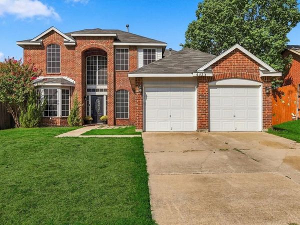 4323 Briar Hill Drive, Grand Prairie, TX 75052