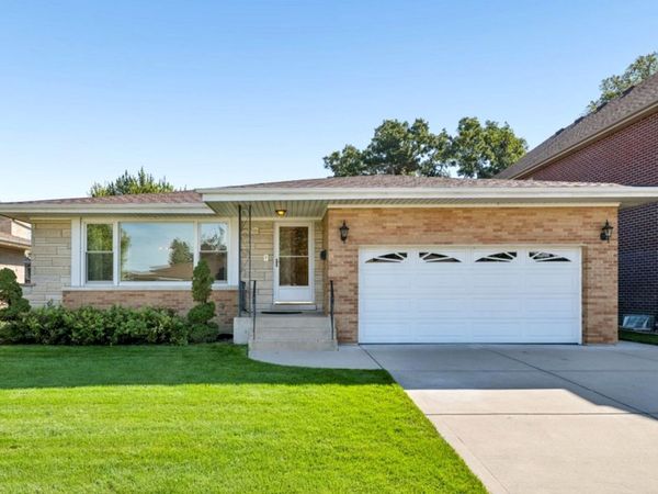 4567 N Oakview Street, Chicago, IL 60656