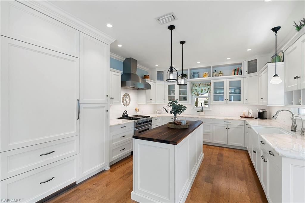 6460 Hidden Oaks Ln, Naples, FL 34119 Photo