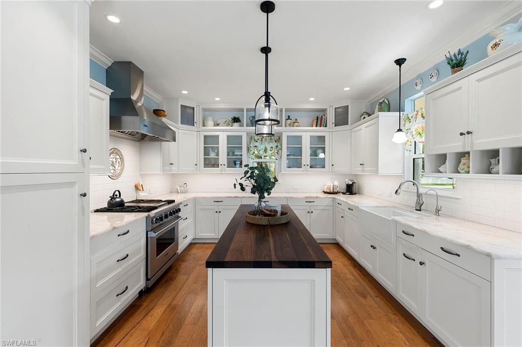 6460 Hidden Oaks Ln, Naples, FL 34119 Photo