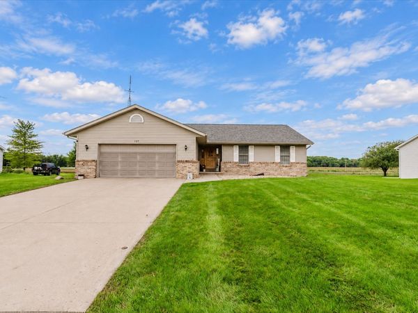 427 sunset Drive , Colfax, IL 61728