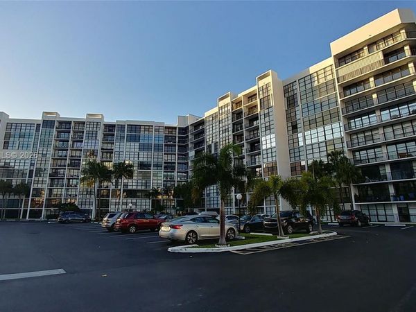 800 Parkview Dr , Unit 825, Hallandale Beach, FL 33009