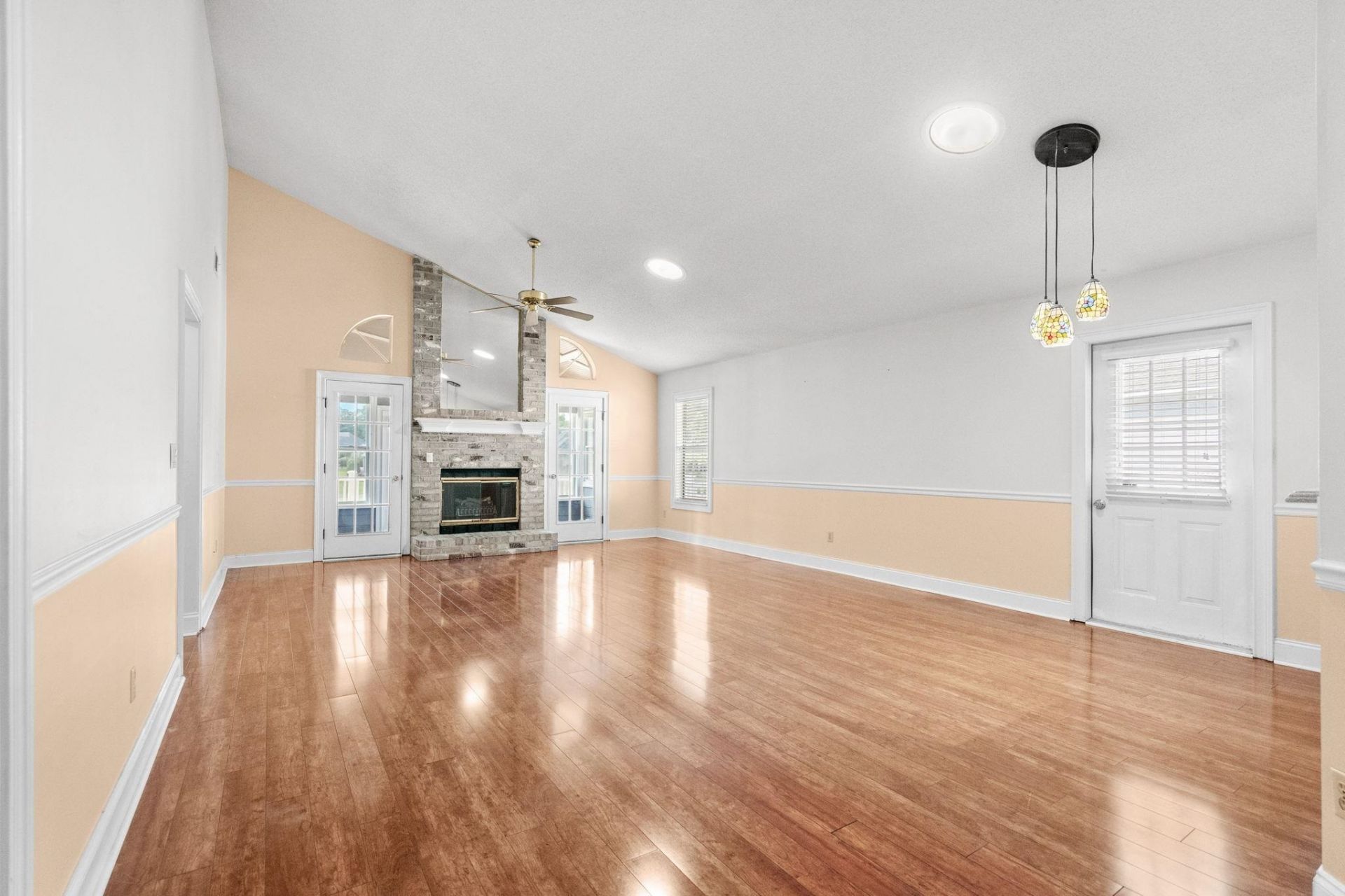 910 Knoll Dr. Photo 2
