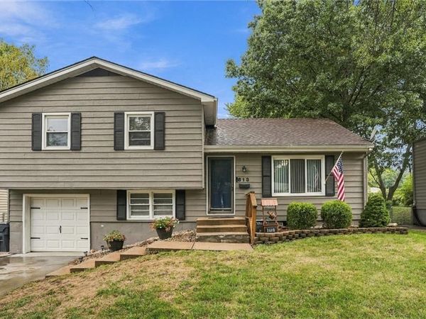 813 S Sunset Drive, Olathe, KS 66061