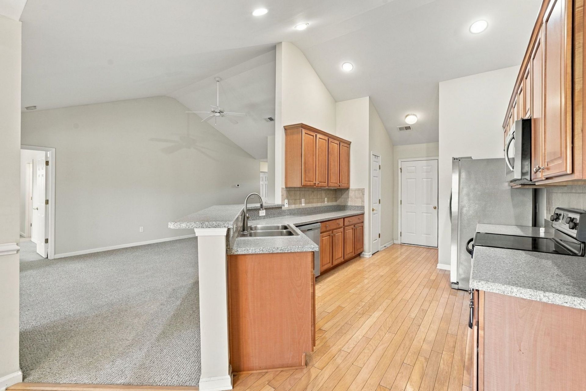322 Whitchurch St. Photo 11