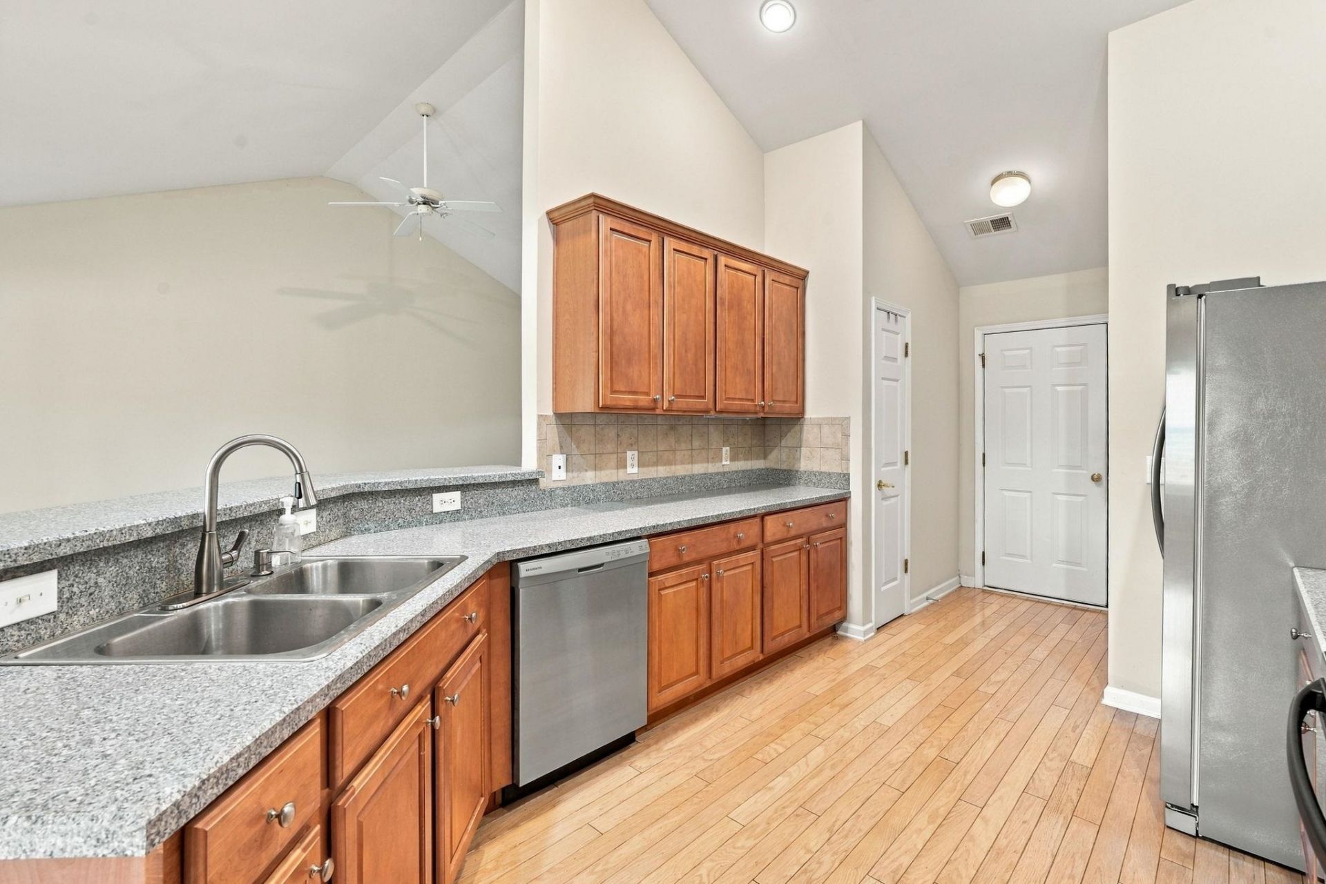 322 Whitchurch St. Photo 12