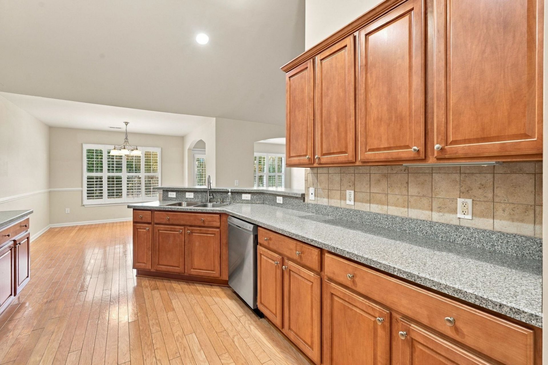 322 Whitchurch St. Photo 14