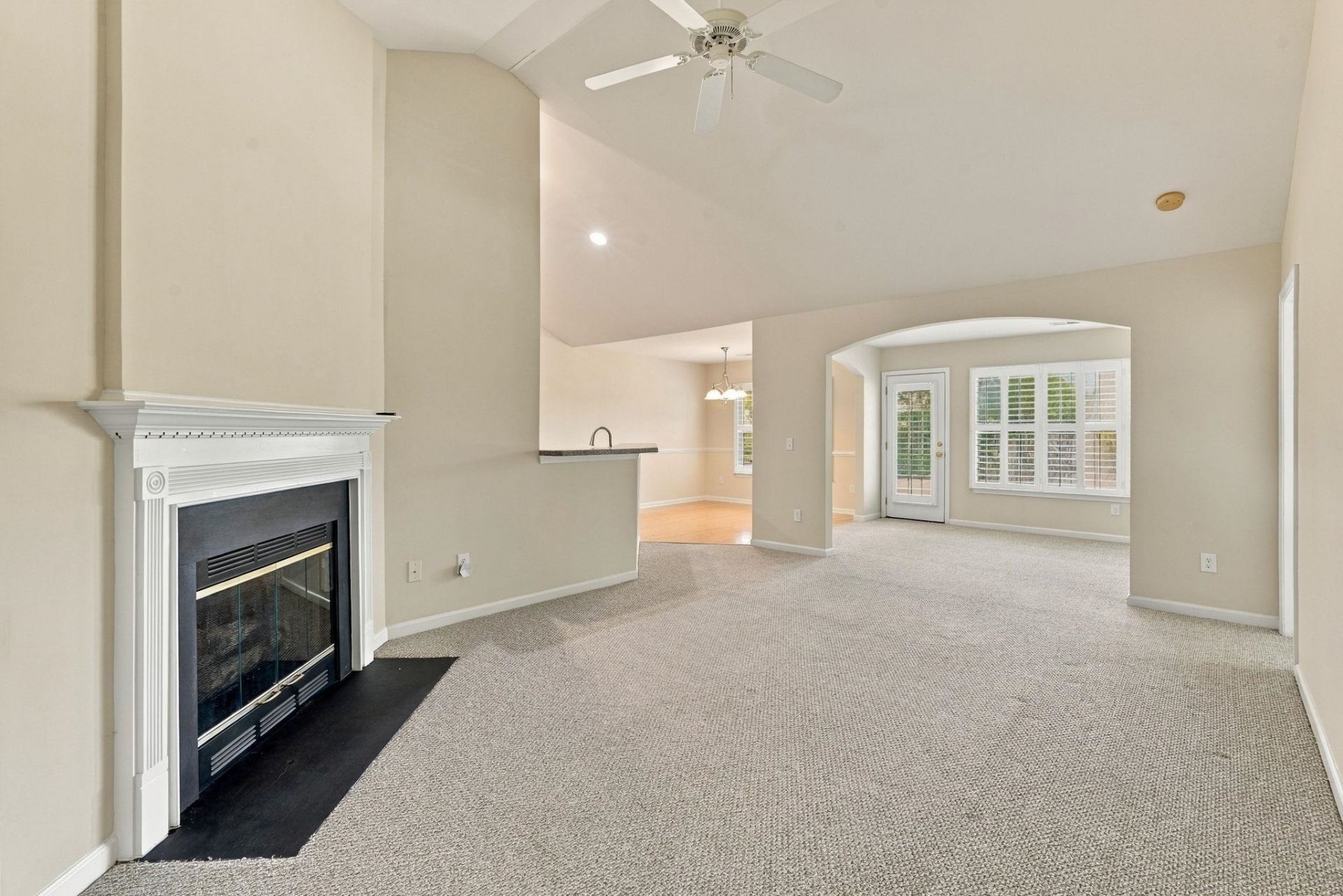 322 Whitchurch St. Photo 3