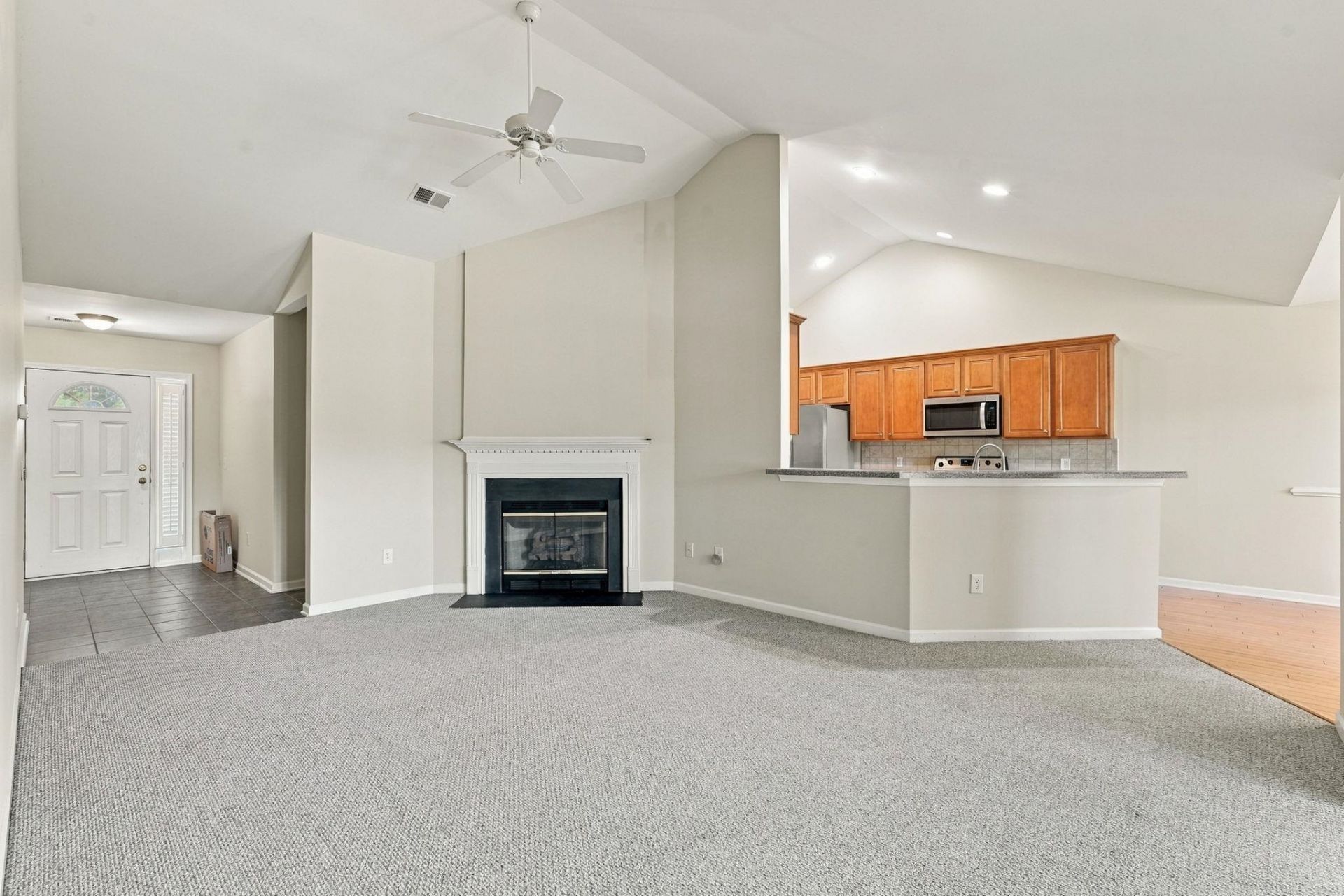 322 Whitchurch St. Photo 4