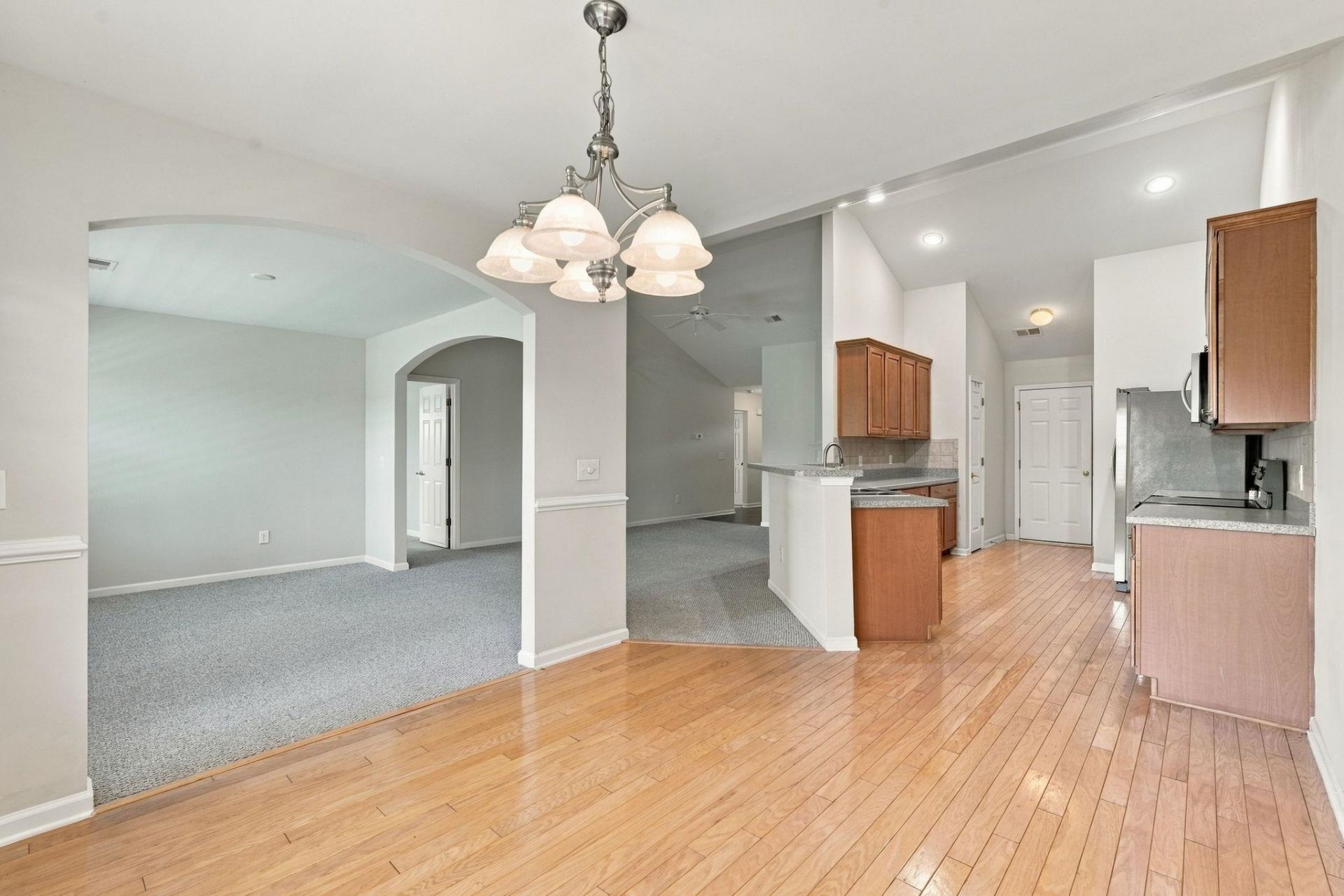 322 Whitchurch St. Photo 8