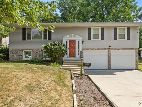 2210 Skyline Drive NW, Grand Rapids, MI 49504
