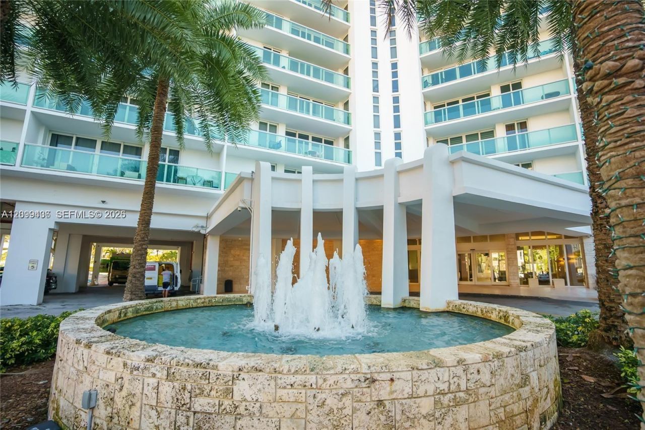 100 Bayview Dr , Unit 812, Sunny Isles Beach, FL 33160 Photo