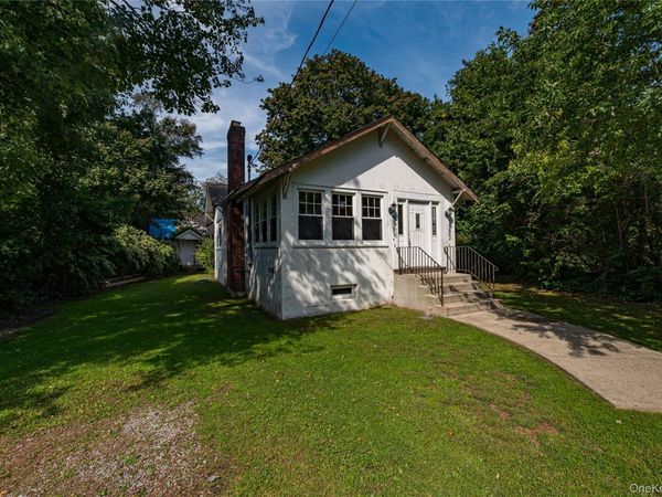 6 Bridle Way, Oakdale, NY 11769