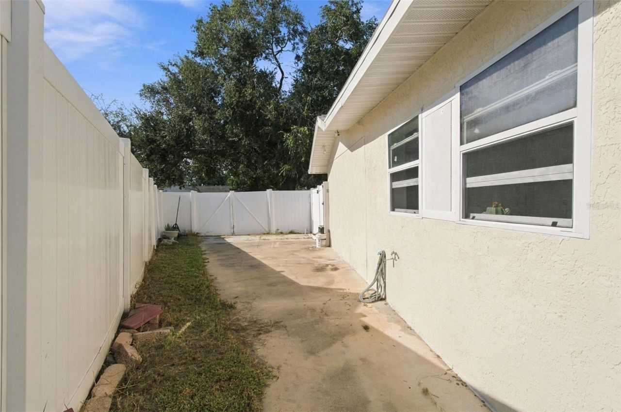 1325 Oakcrest Drive , Brandon, FL 33510 Photo