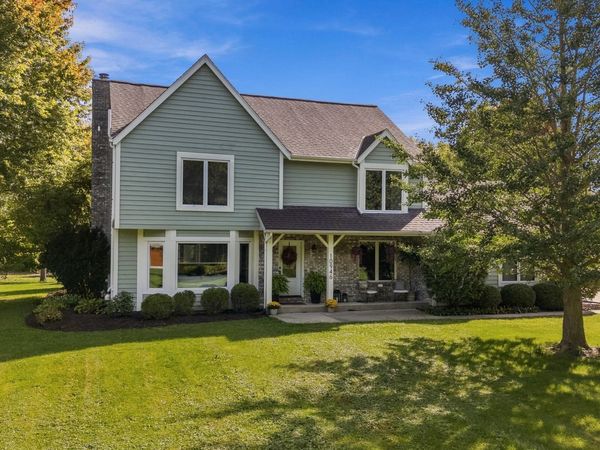 10946 N Sherwood Dr, Mequon, WI 53092
